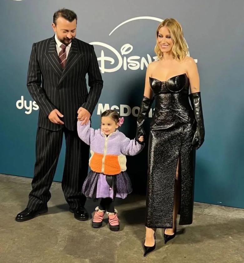 هازال كايا مع عائلتها - إكس