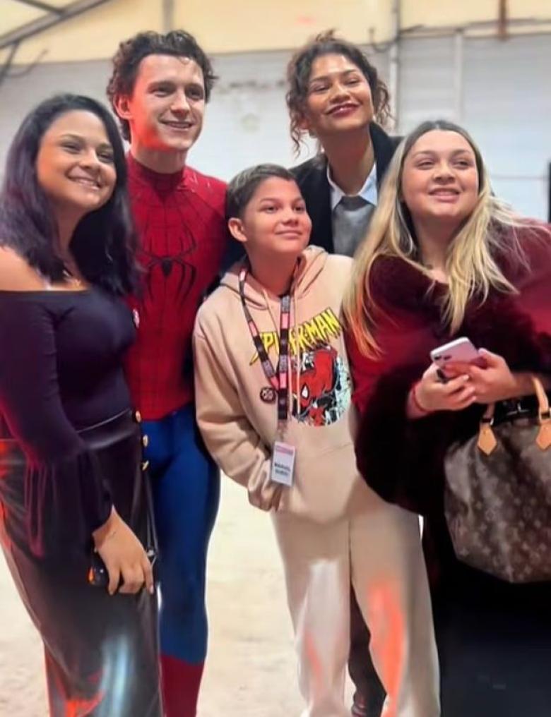 توم هولاند وزيندايا مع جاك من مؤسسة Make-A-Wish - تيك توك