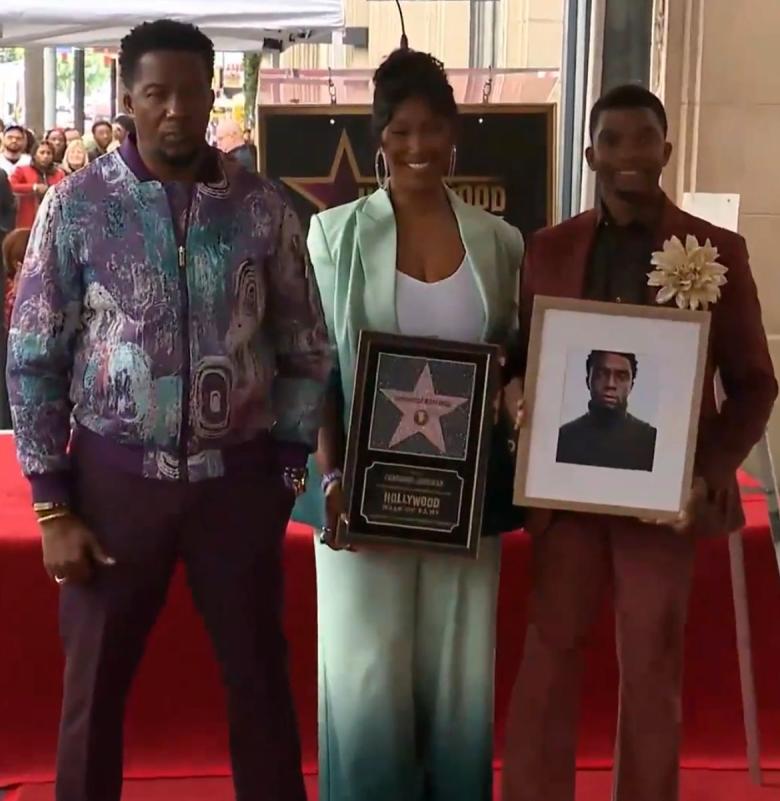 زوجة شادويك بوسمان مع شقيقيه - إكس