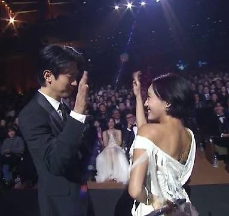 بارك جونغ مين وهواسا - إكس