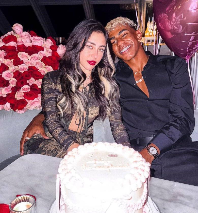 لامين يامال و نيكي نيكول -مصدر من اكس