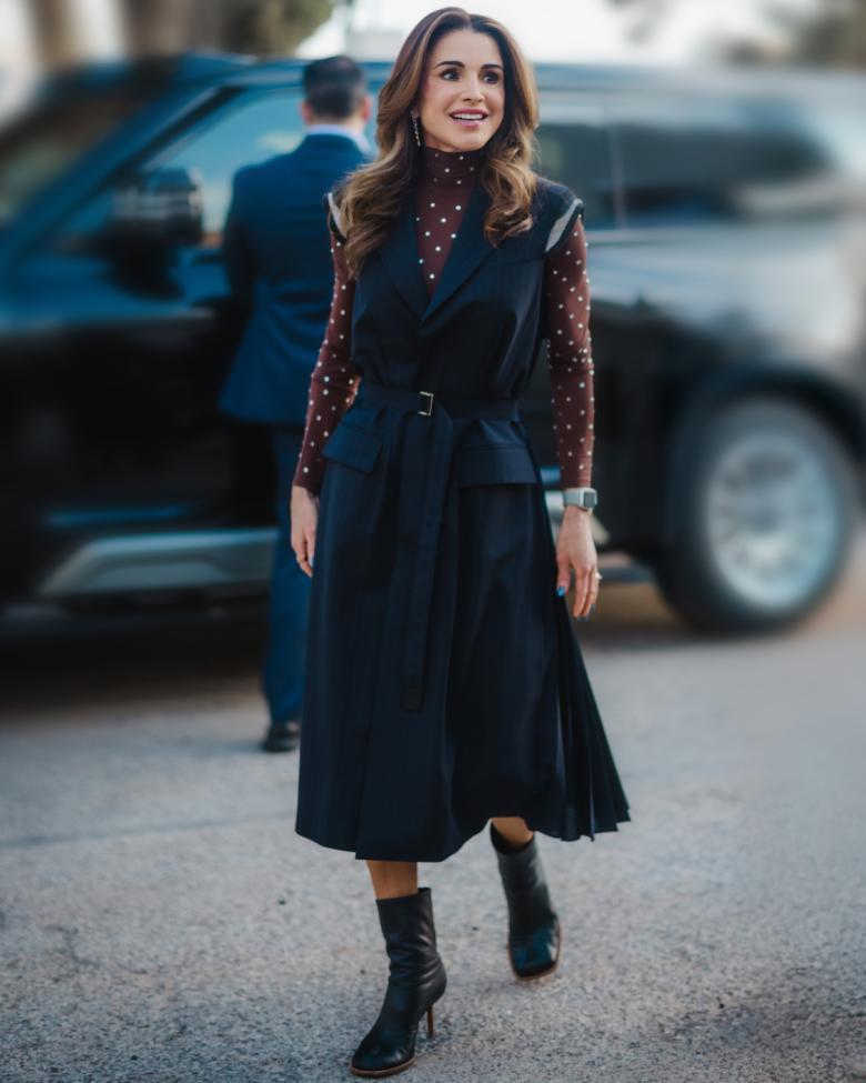 الملكة رانيا تعتمد فستان Vest كحلي مع توب Rabanne بنقشة البولكا