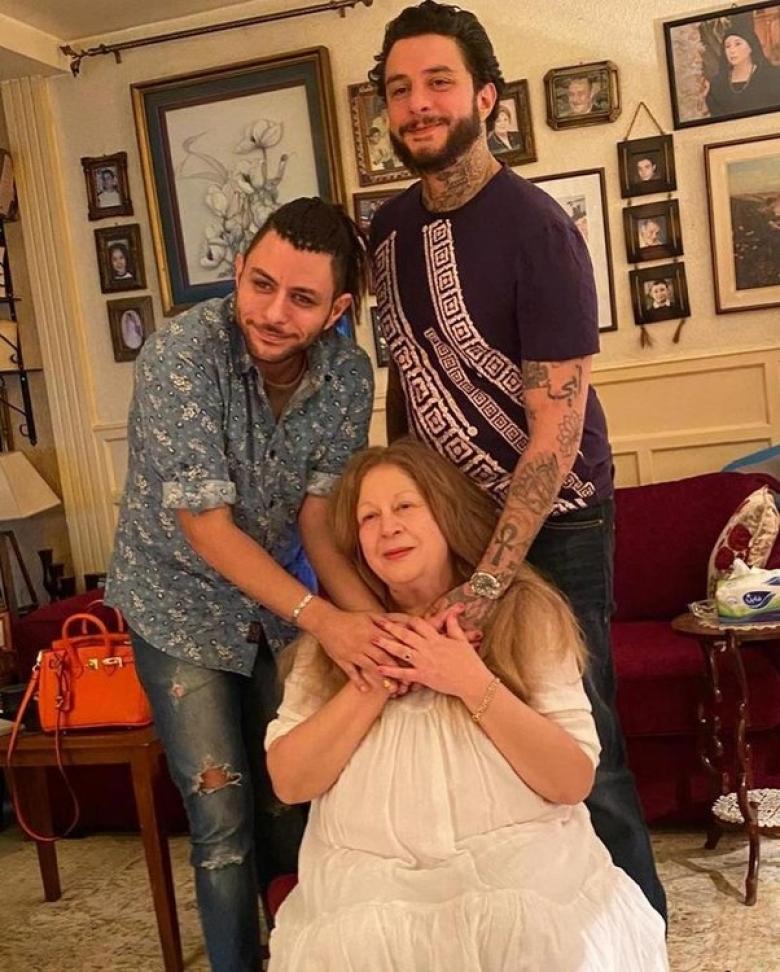 أحمد الفيشاوي وشقيقه عمر ووالدتهم