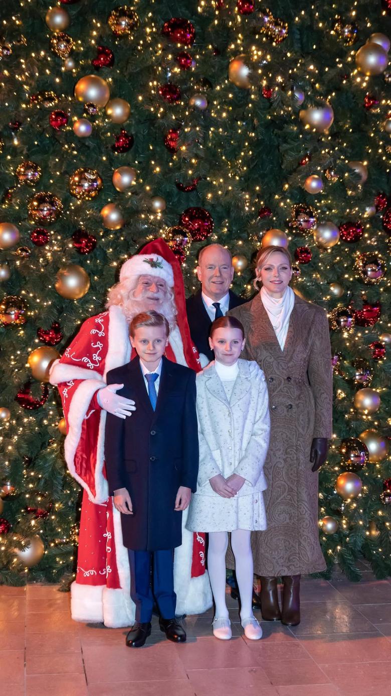 إطلالات الأميرة شارلين وابنتها في حفل إضاءة ساحة موناكو