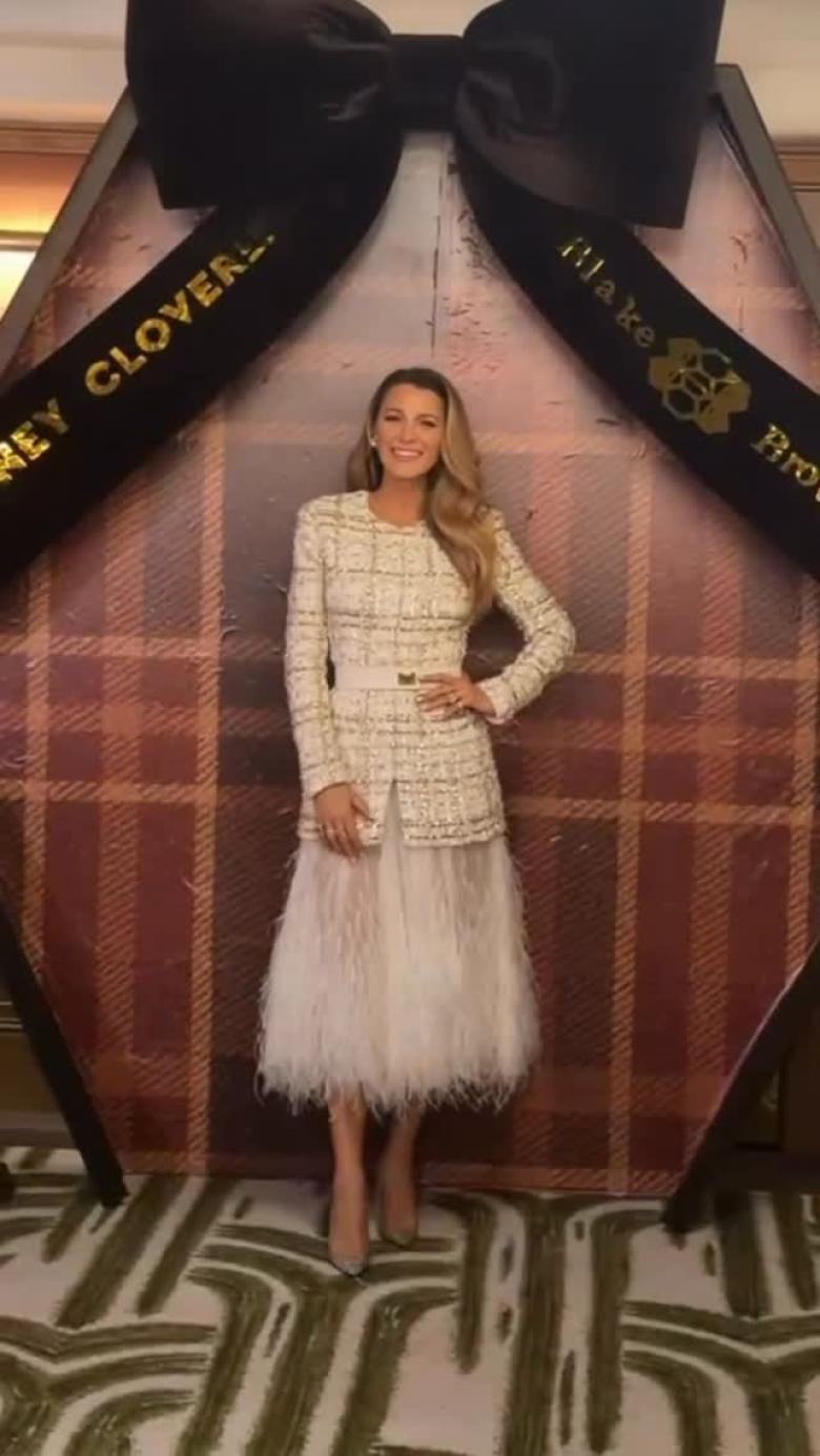 إطلالة بليك لايفلي بالتويد والريش بألوان هادئة 