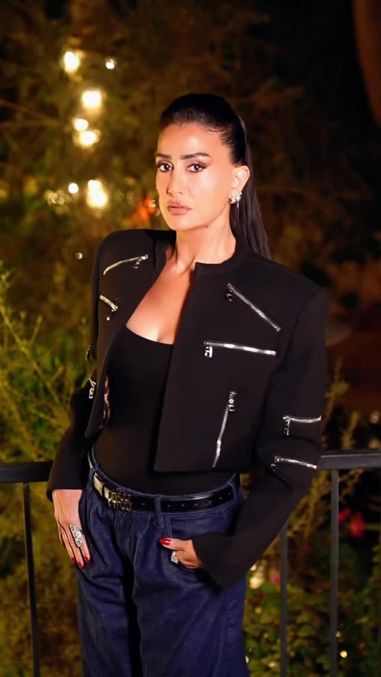 غادة عبد الرازق تعتمد موضة الـ Streetstyle بأسلوب منسق بدقة 