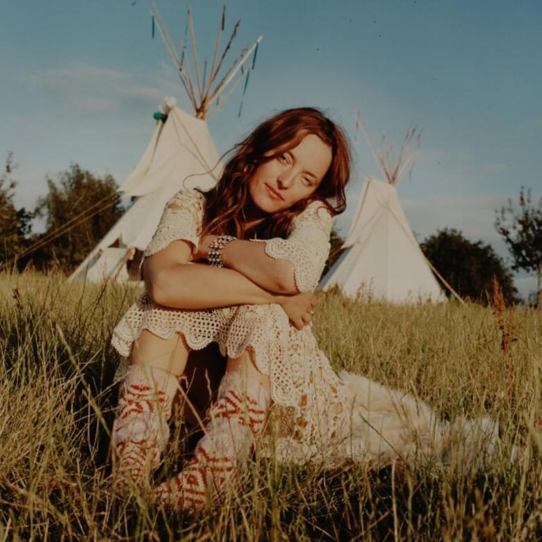 في حوار خاص: أليس تامبرلي تحتفي بالمرأة العربية - الصورة بعدسة Venetia Dearden