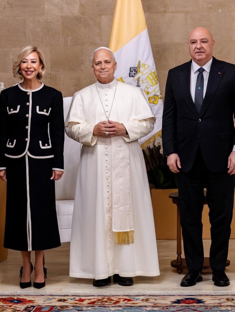 نعمت عون خلال زيارة البابا لاوون بطقم كلاسيكي من Glamoda