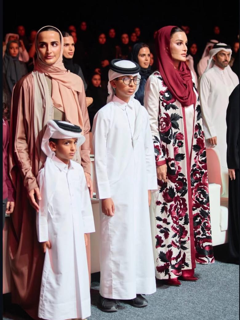 الشيخة موزا بعباءة مستوحاة من قطر من توقيع فضيلة الكادي 