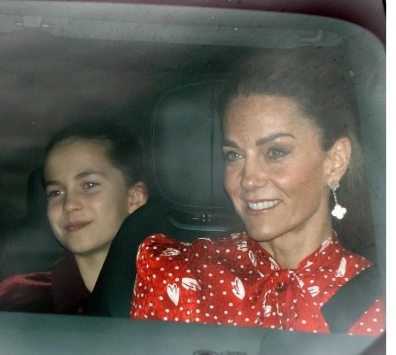 كيت ميدلتون تعيد تنسيق فستانها الأحمر بإطلالة احتفالية أنيقة