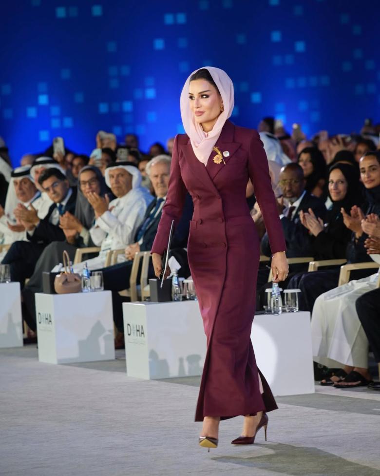 إطلالة الشيخة موزة بمعطف بورغندي من توقيع Thom Browne 