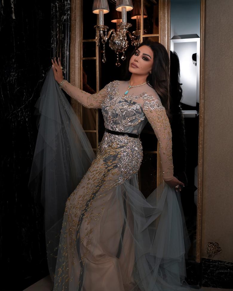 أحلام بفستان فخم مطرز بالذهب والفضة يدوية ومجوهرات من الذهب والتركواز