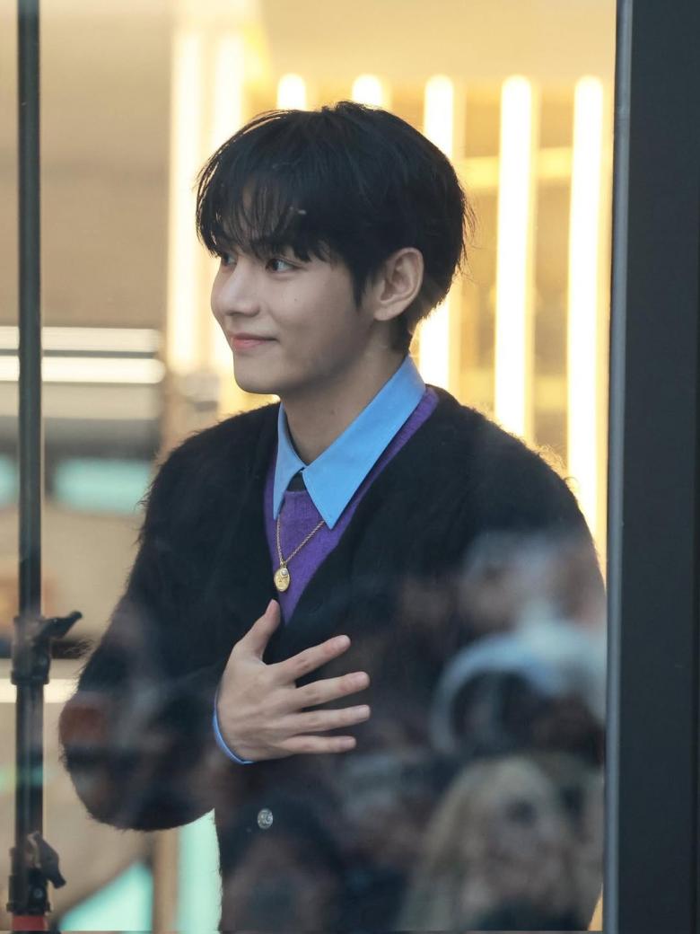 إطلالة كيم تايهونغ من سيلين تبرز موضة الـ Layering الشتوية