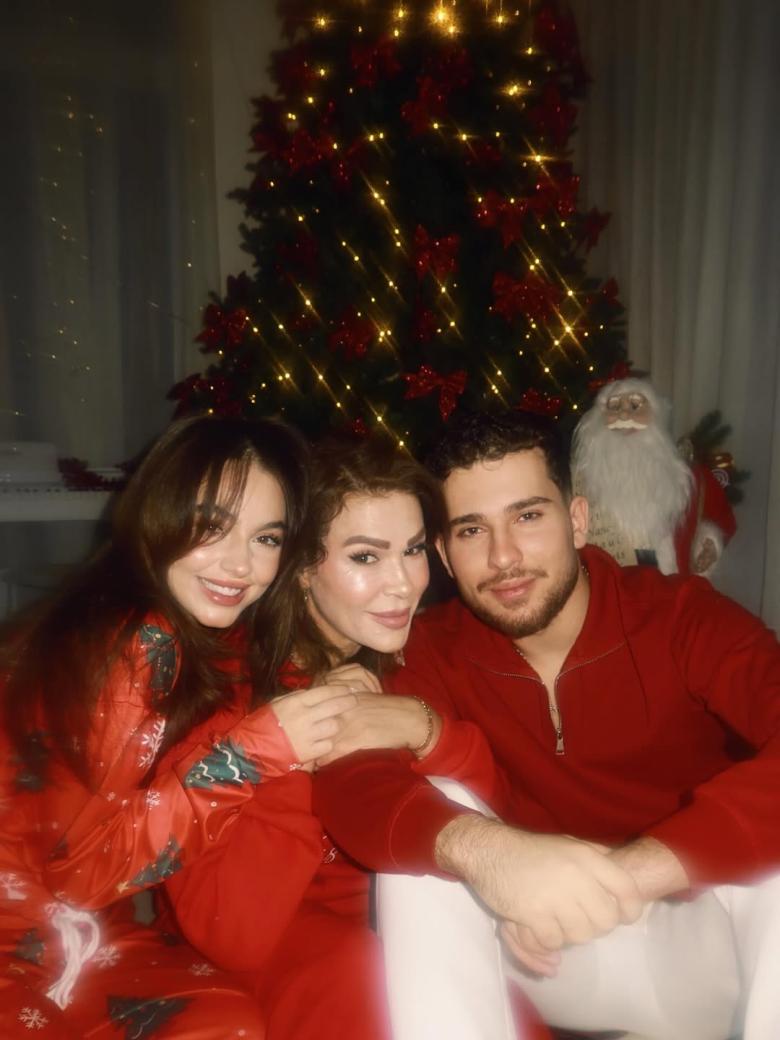 بيسان إسماعيل مع عائلتها 