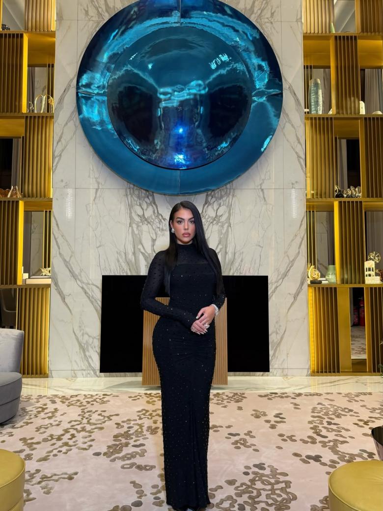 جورجينا رودريغيز تعيد ارتداء فستان Alaia من السنة الماضية 