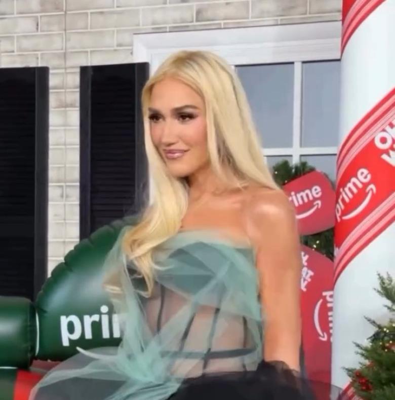 إطلالة غوين ستيفاني بتصميم من فيرا وانغ في عرض فيلم Oh. What. Fun. 