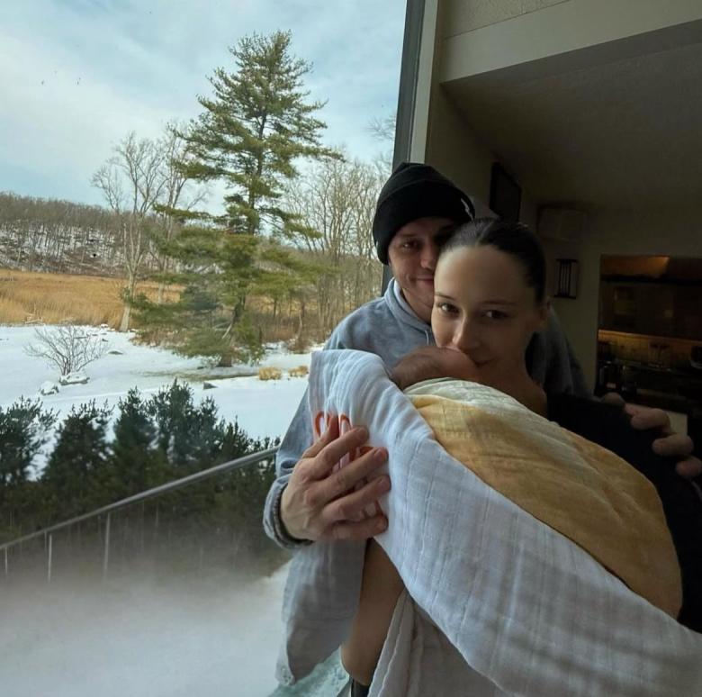 بيت ديفيدسون وإلسي هيويت مع طفلتهما - إنستغرام