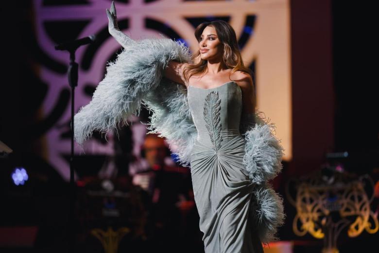 نجوى كرم في موسم الرياض بفستان مخملي من رامي قاضي