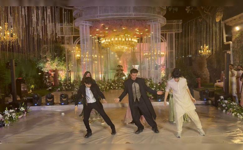 هريثيك روشان وسط أبنائه هريهان وهريدان - إكس