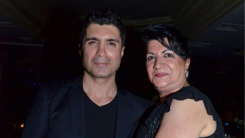 أوزجان دينيز مع والدته - صورة من السوشيال ميديا