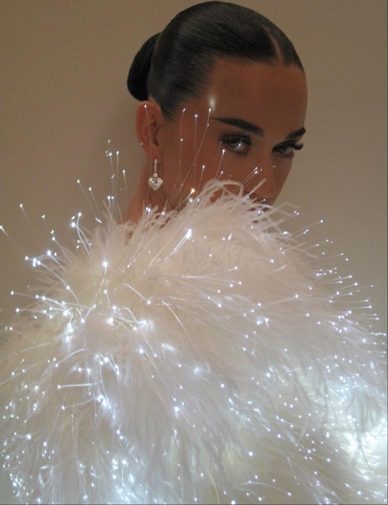 تفاصيل إطلالة كيتي بيري بمعطف الريش المضيء في Joy Awards