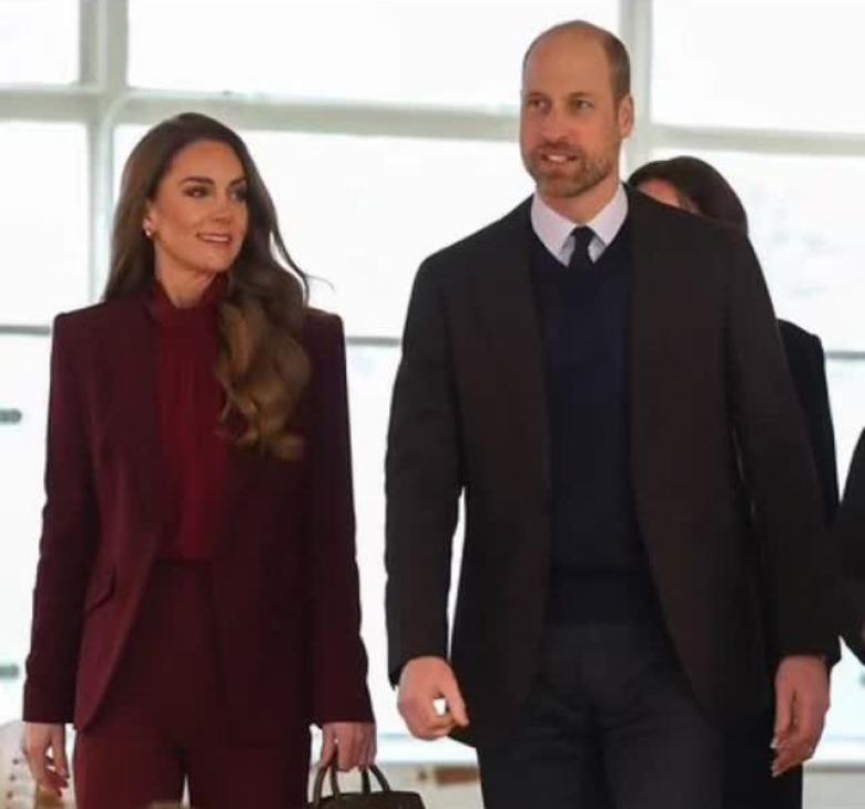 أول إطلالة لكيت ميدلتون في 2026 : بدلة من رولان موريه وأقراط كارتييه 