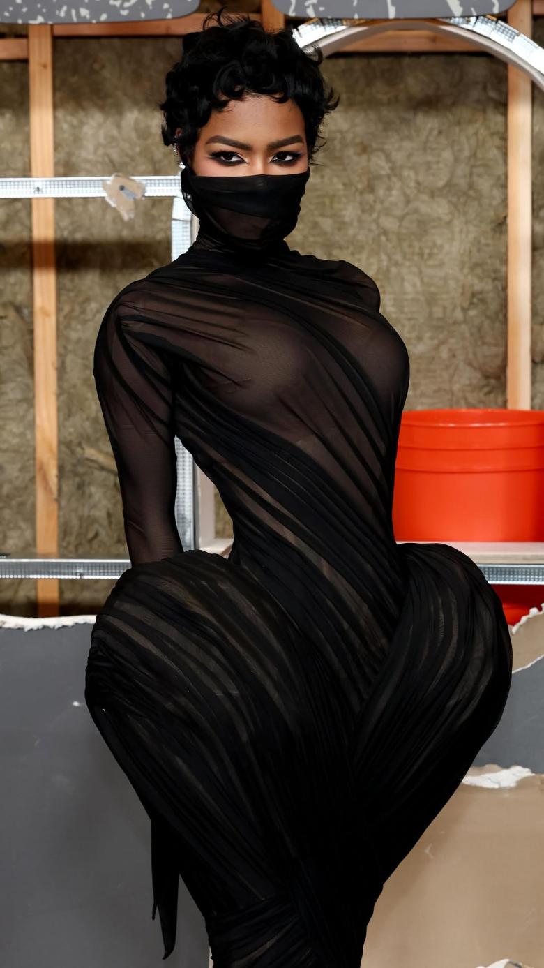 إطلالة كوتور منحوتة من Ashi Studio تختارها تيانا تايلور 