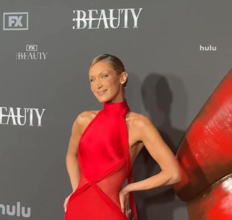 بيلا حديد بالأحمر من توقيع سكياباريللي في عرض The Beauty 