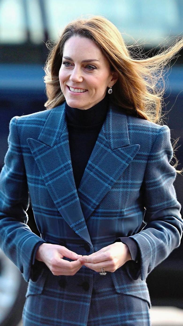 كيت ميدلتون تحتفي بالتراث الاسكتلندي بإطلالة تارتان زرقاء 