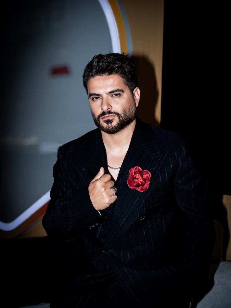 ناصيف زيتون بإطلالة بأسلوب جديد من توقيع برادا