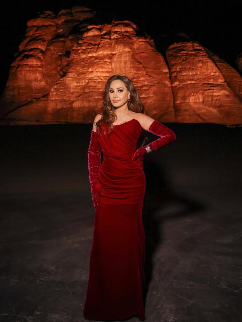 إطلالة إليسا بالمخمل الأحمر بتوقيع نيكولا جبران