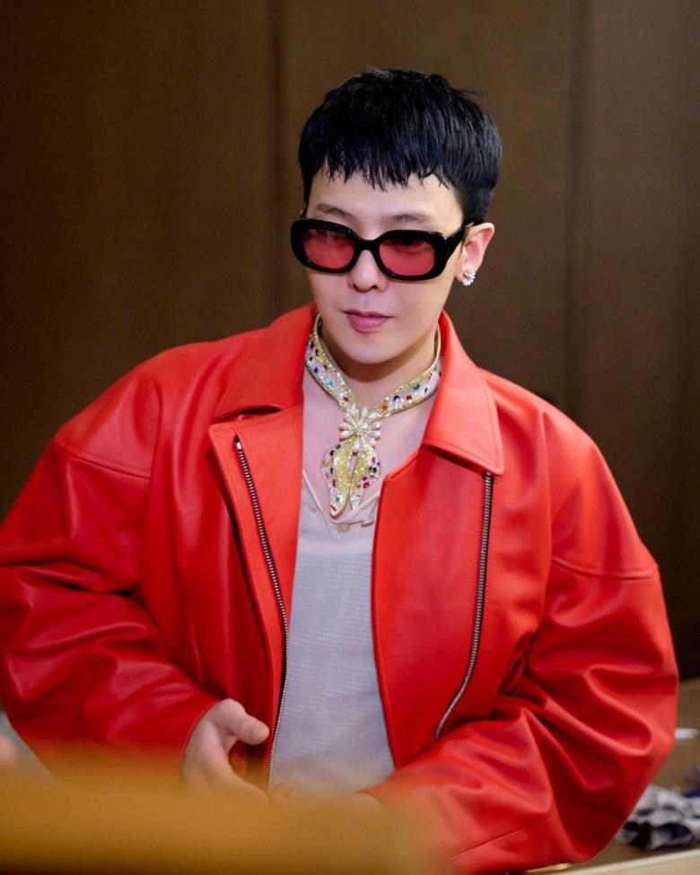 قطعة مجوهرات فريدة من Jacob & Co. ترافق G-DRAGON على المسرح - الصورة من انستغرام Jacob & Co.