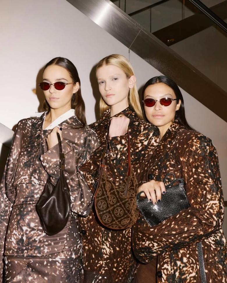 Bambi Core: نقشة الغزال تتصدر مشهد الأزياء لموسم شتاء 2026 - الصورة لعلامة توري بورش Tory Burch