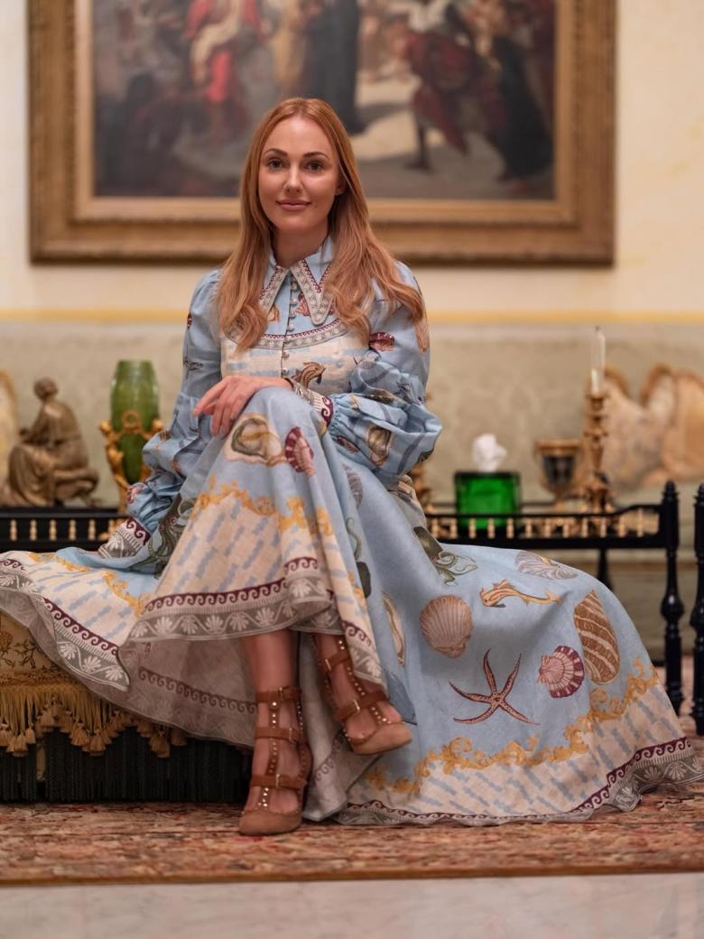 مريم أوزرلي بفستان Alemais ميدي مع تفاصيل فنية مرسومة - الصورة من انستغرام النجمة