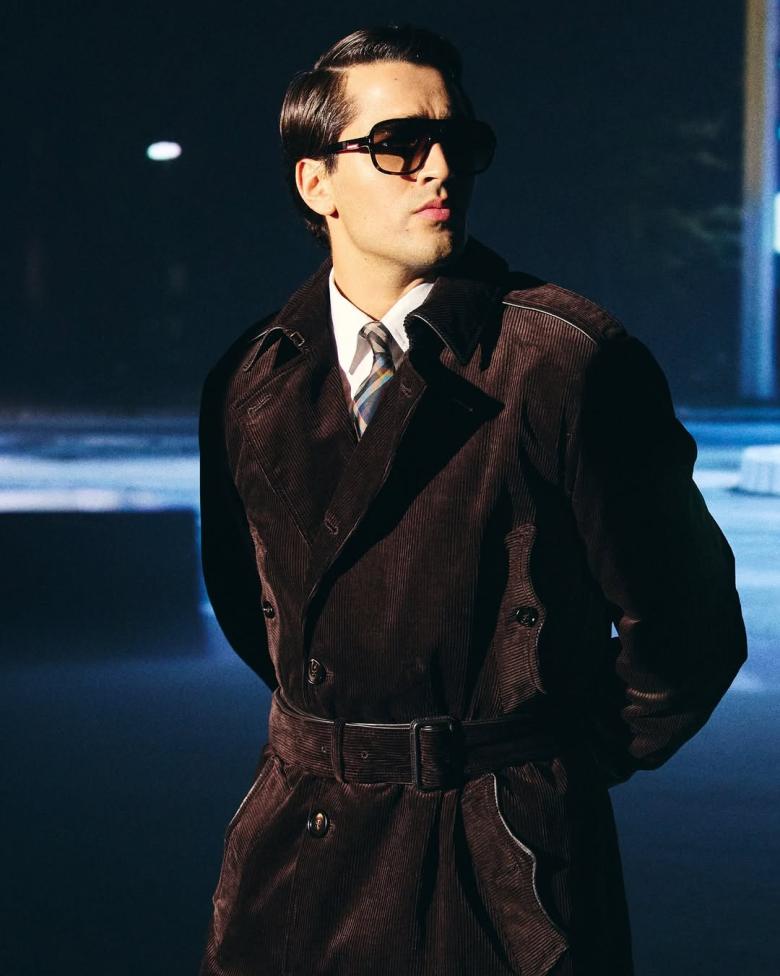 ميرت رمضان ديمير بطابع الـ Old Money بتوقيع بربري وLes Benjamins 