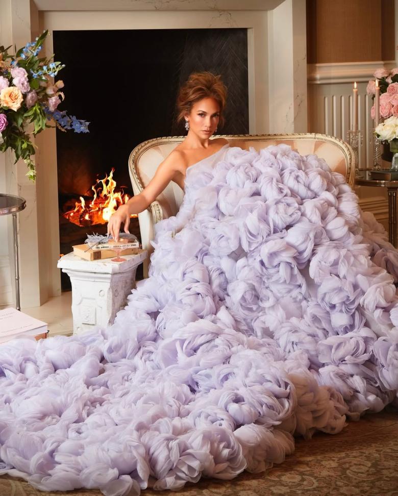 بتلات وزهور… جينيفر لوبيز تتألق بفستان بنفسجي زاهي - الصورة من انستغرام جينيفر لوبيز بعدسة John Russo