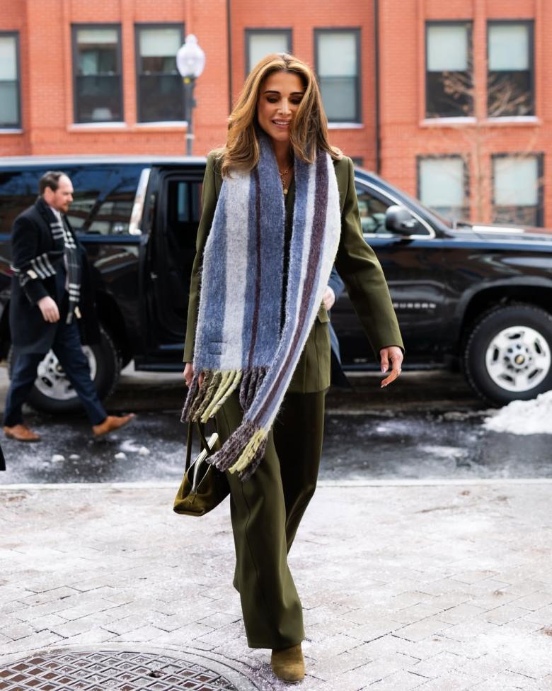 إطلالة شتوية راقية: الملكة رانيا تختار الطقم الزيتي - الصورة من انستغرام الملكة رانيا