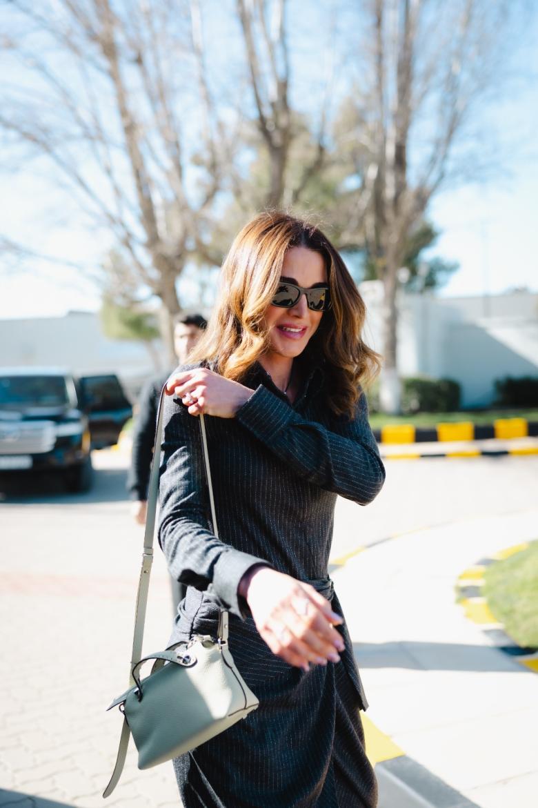 الملكة رانيا تختار فستان مقلم من ايزابيل ماران في السلط - الصورة ©️ Royal Hashemite Court