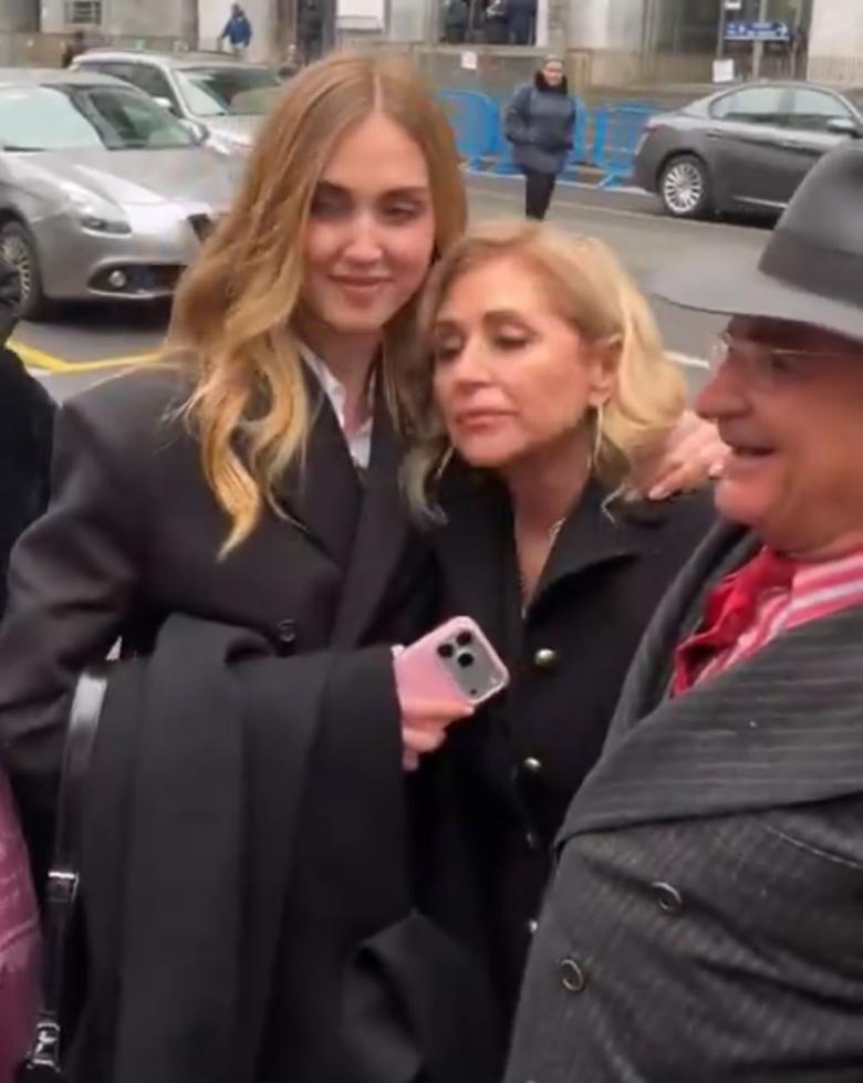 كيارا فيرانيي مع عائلتها - إكس