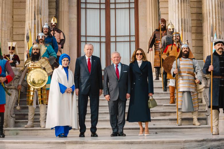 الملكة رانيا بمعطف كلاسيكي من علايا وتنورة مخملية في تركيا