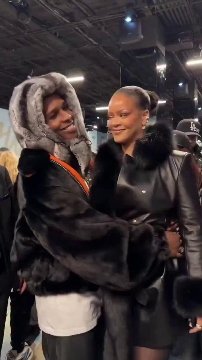 ريهانا بالجلد والفرو وآيساب روكي بستريت ستايل في عرض AWGE