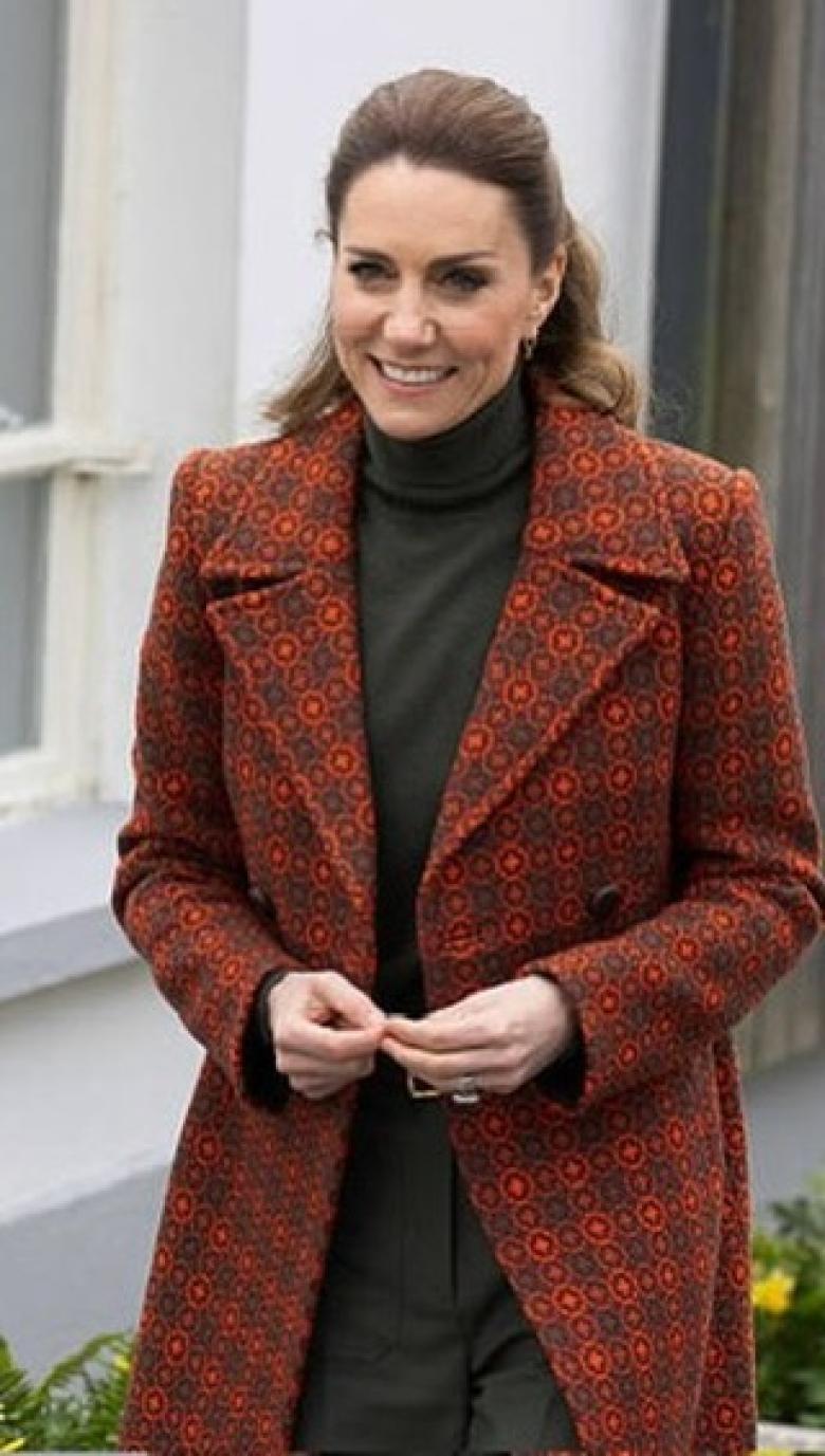  كيت ميدلتون بمعطف أحمر تاريخي تكريماً للحرف في Wales