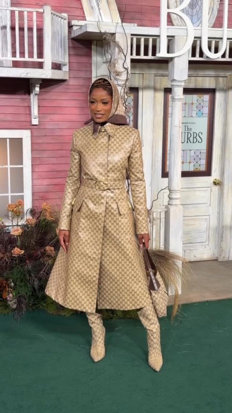 إطلالة كيكي بالمر من غوتشي: … تحول ألـ Logomania  إلى بيان موضة جريء