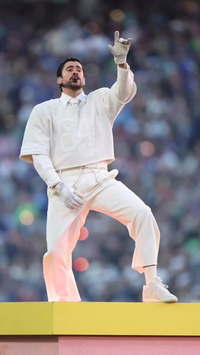 Bad Bunny بإطلالة أحادية اللون من Zara  وساعة أودمار بيغيه