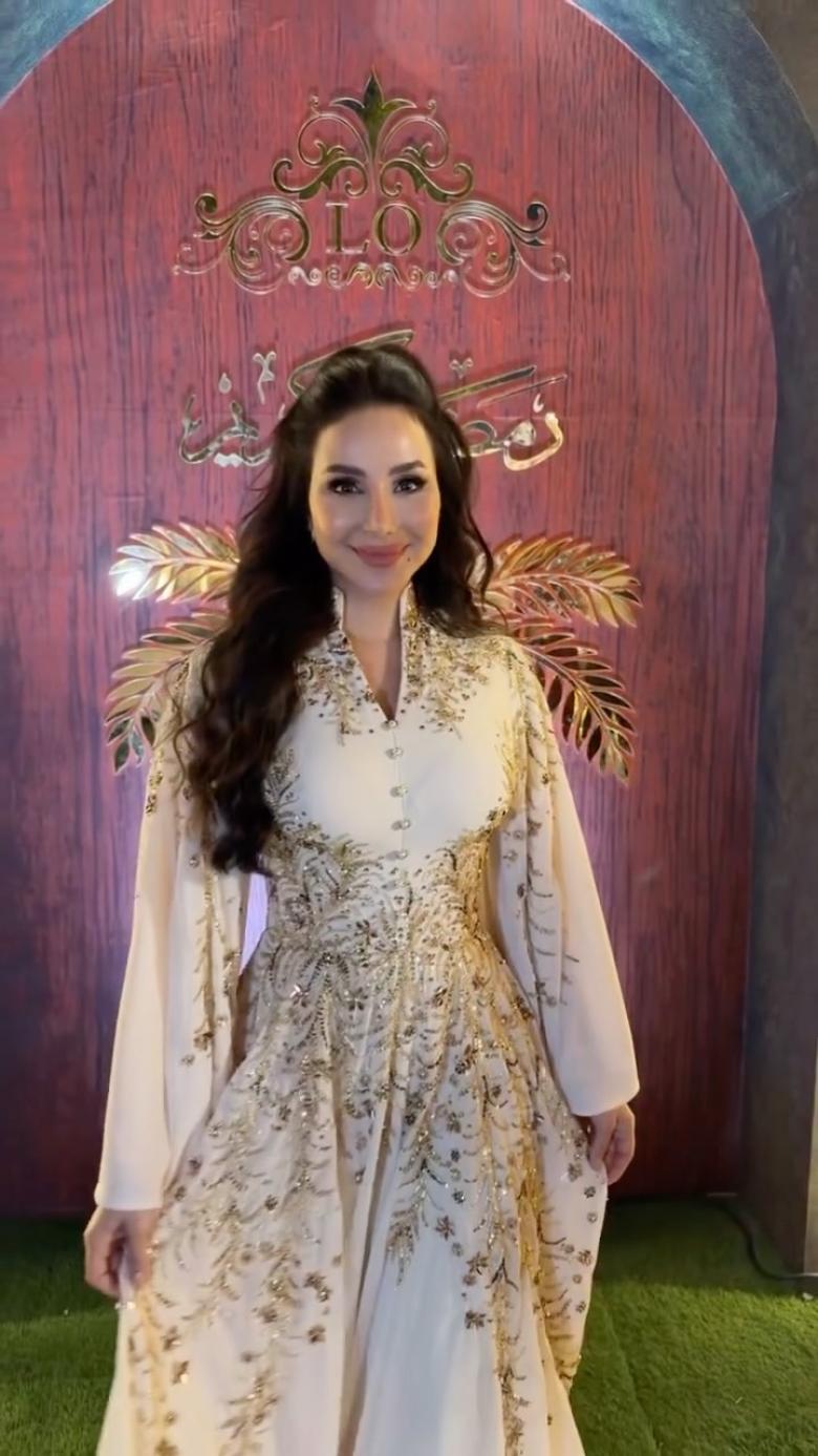 لجين عمران بقفطان أبيض مطرز بالذهبي في السحور الرمضاني 