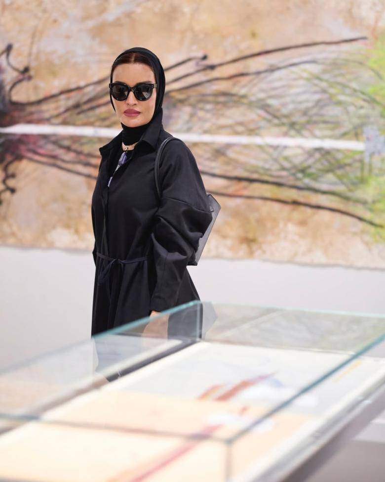 الشيخة موزا في آرت بازل قطر بعباية بأسلوب قميص وحقيبة Alaia 