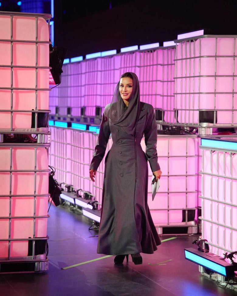 الشيخة موزا تعتمد عباءة بأسلوب المعطف في قمة الويب قطر