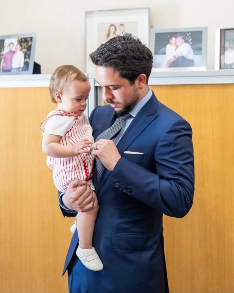 الأميرة إيمان بإطلالة حيوية ناعمة في مكتب ولي العهد