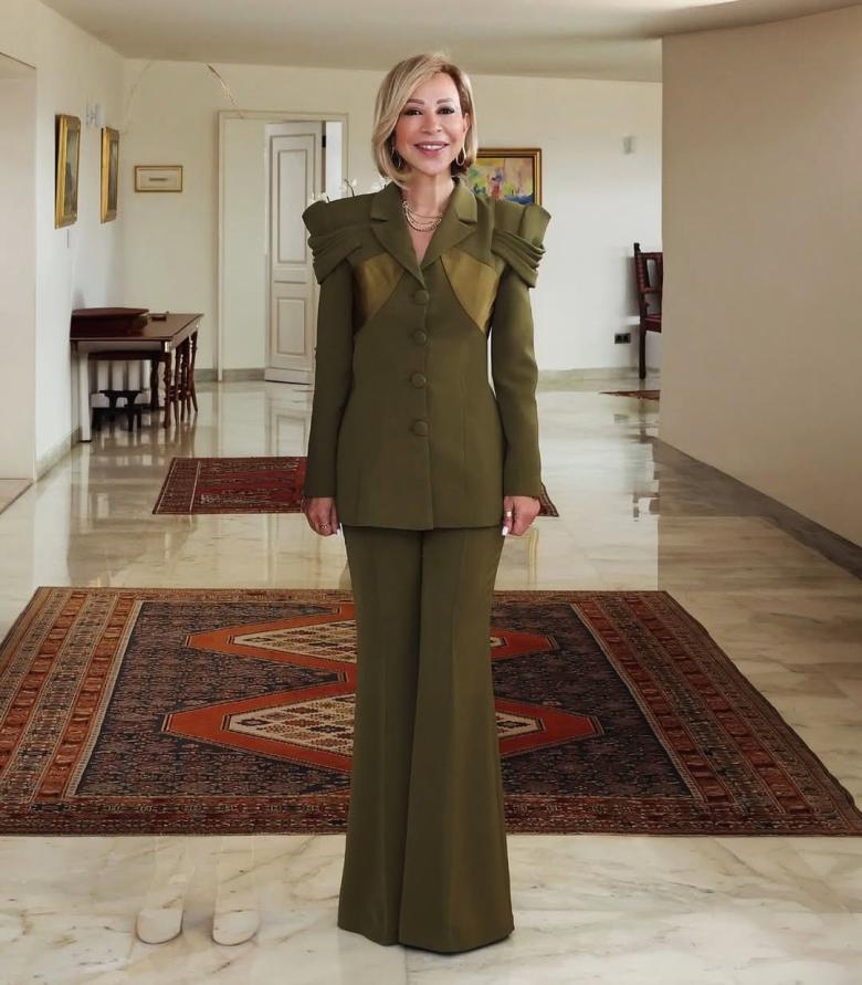 بدلة زيتية منحوتة… خيار نعمت عون من توقيع داليدا عياش 