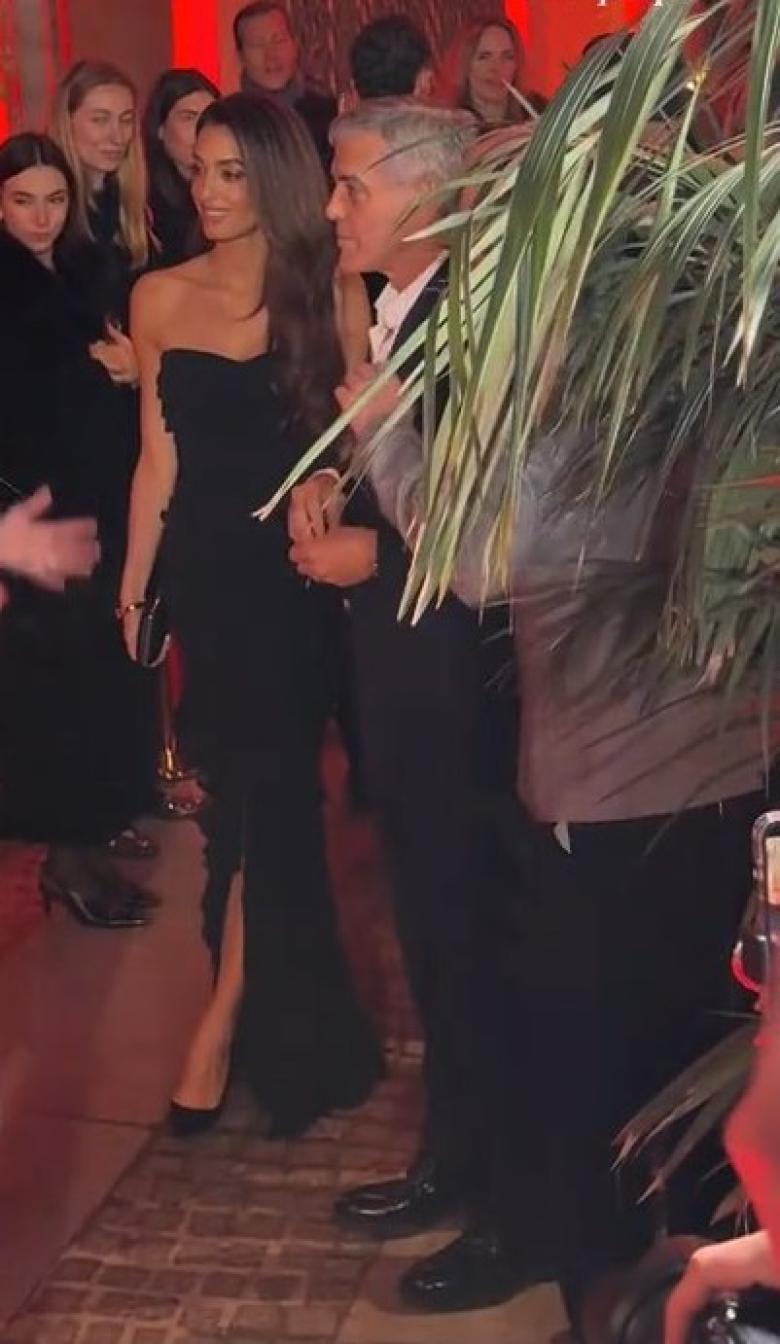 أمل كلوني بفستان أسود Sweetheart وجورج كلوني بأسلوب متناسق